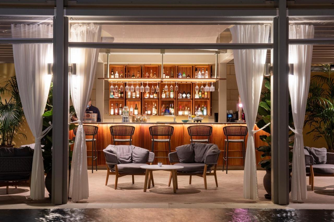 Epic Sana Algarve Hotel Albufeira Bagian luar foto The bar at the pool