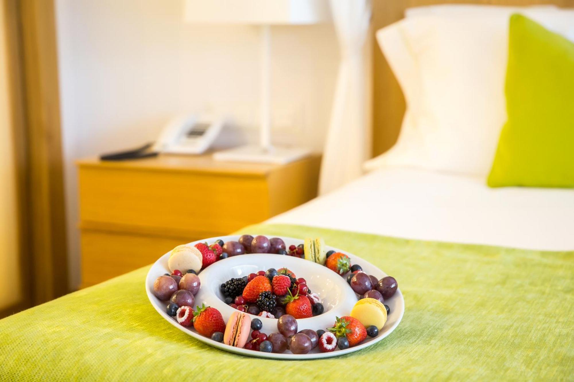 Epic Sana Algarve Hotel Albufeira Ruang foto Fruit plate